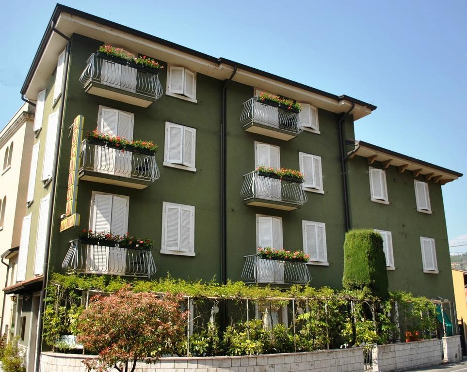 Albergo Alla Rocca ガルダ エクステリア 写真