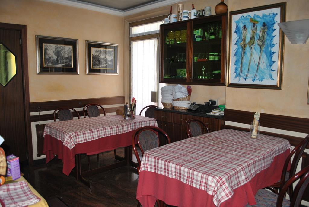 Albergo Alla Rocca ガルダ エクステリア 写真